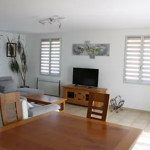 https://charmante-maison-de-village-cucuron.fr-provencehotel.com